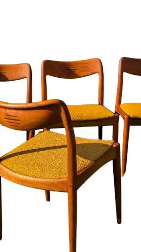 Série de 4 chaises en teck de Johannes Andersen pour Uldum Møbelfabrik